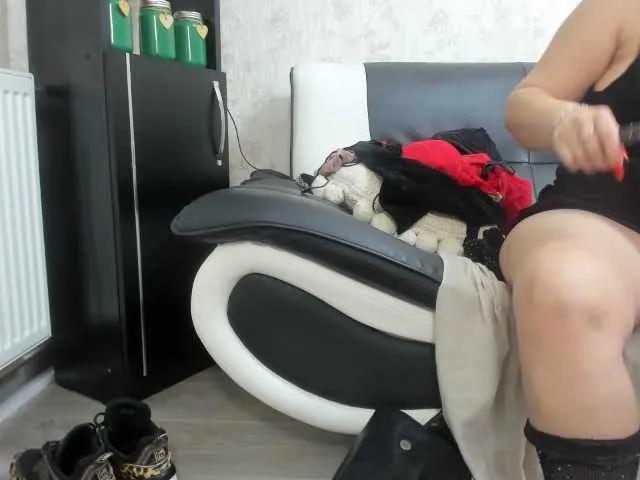 BelleInna —  What makes me horny:
Playful energy, deep eye contact and a man who knows how to tease me slowly.
I get turned on by confidence, compliments and watching you enjoy my curves.
Soft touches, dirty thoughts and a little bit of dominance drive me crazy 