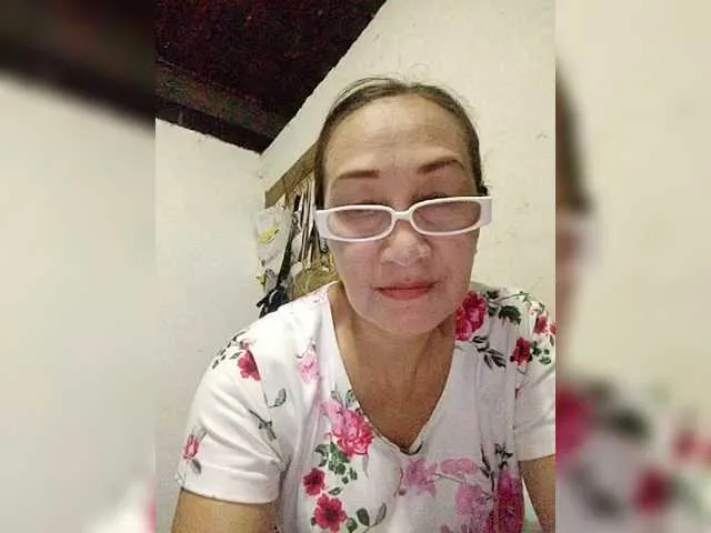 cherrywhite03 on BongaCams