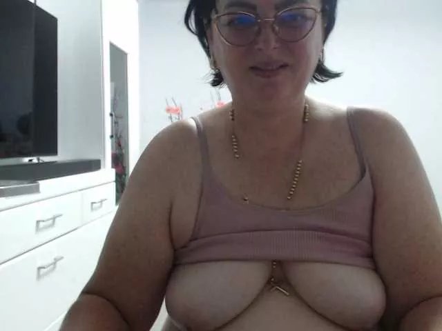 Emyllywhite on BongaCams
