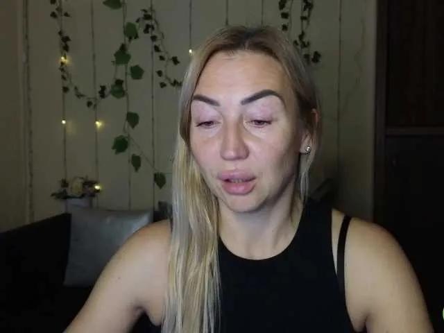 Jullyblondkiss on BongaCams 