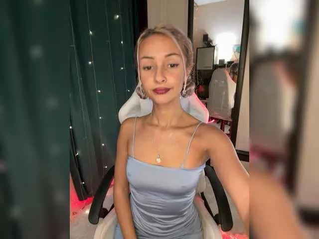 KiraWhite on BongaCams