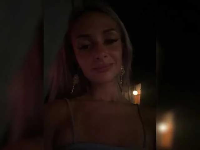 KiraWhite on BongaCams