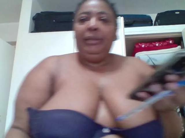 pussylips53 on BongaCams 