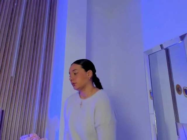 RachellJamess — Me excita el susurro al oido, las manos fuertes en mi cintura, las palaras firmes de un hombre elegante.