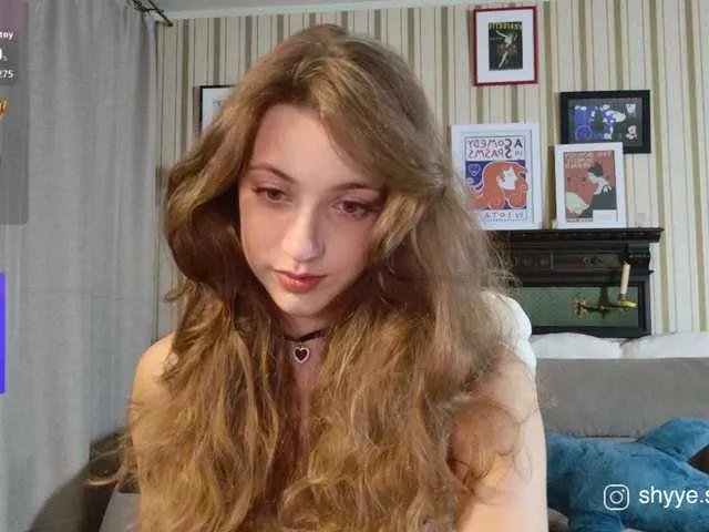 sarahsupershy on BongaCams 