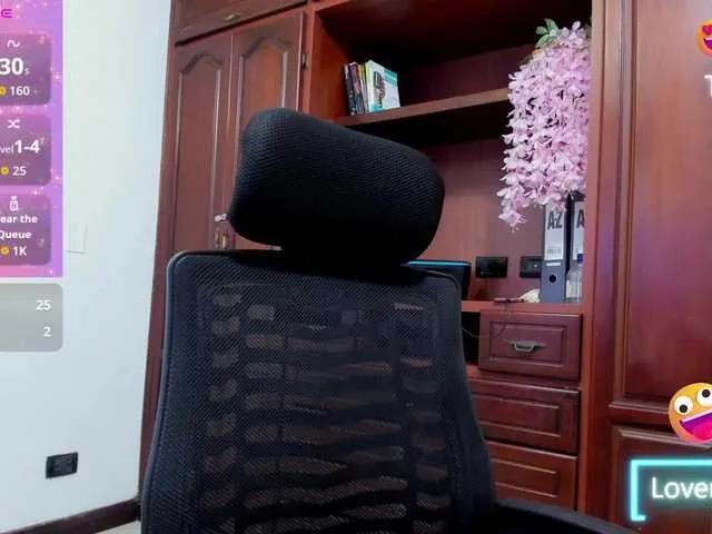 ValkiriaContee — It excites me the real connection ... those looks that say more than a thousand words, the sincere compliments in the ear (even if we are through a screen), and see how you let yourself be carried away by desire.