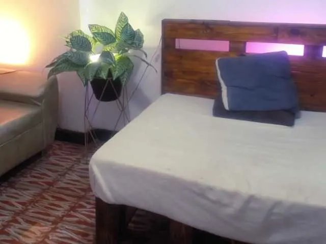 Yeseniaa25 on BongaCams 