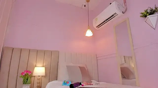 _lucia_18 on StripChat