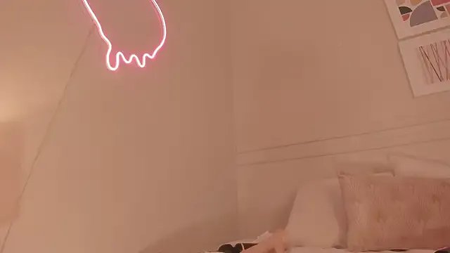 _lucia_18 on StripChat