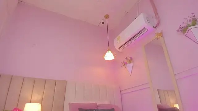 _lucia_18 on StripChat