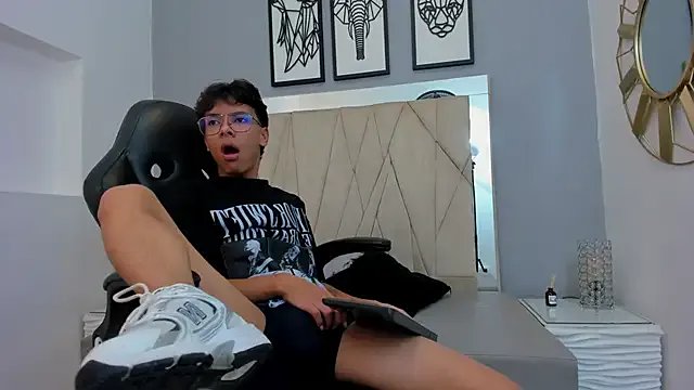 adams_bobby on StripChat