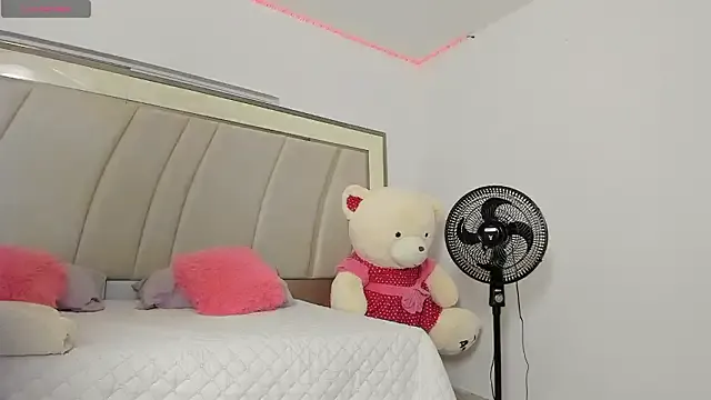 Alejandraa_Ruiz10 on StripChat