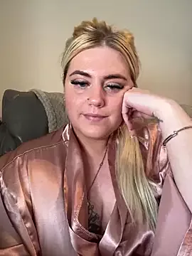 Blondiee3088 on StripChat