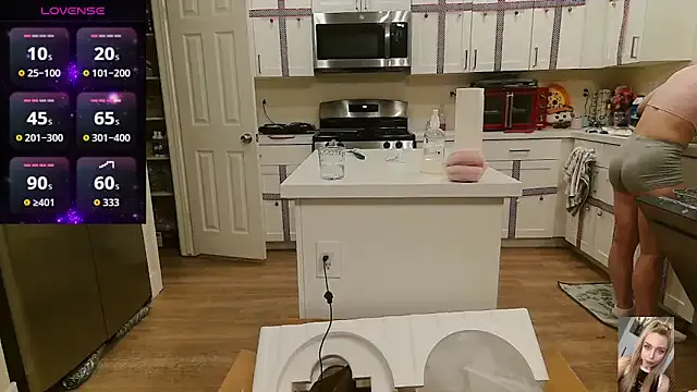 Blondiewithanass on StripChat