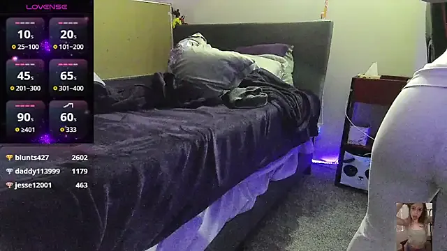 Blondiewithanass on StripChat