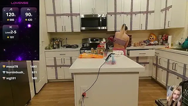 Blondiewithanass on StripChat