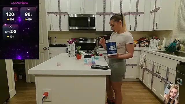 Blondiewithanass on StripChat