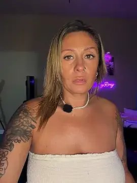 bossyroxy84 on StripChat 