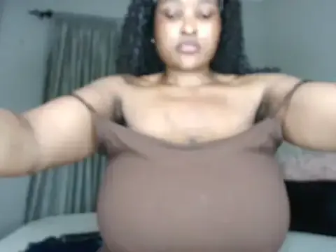 Bustygoddess32 on StripChat