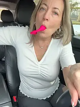 Cherry-red-xo on StripChat