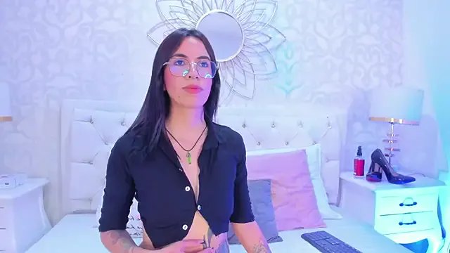 Clarisse28 on StripChat