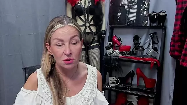 crystaLUX on StripChat