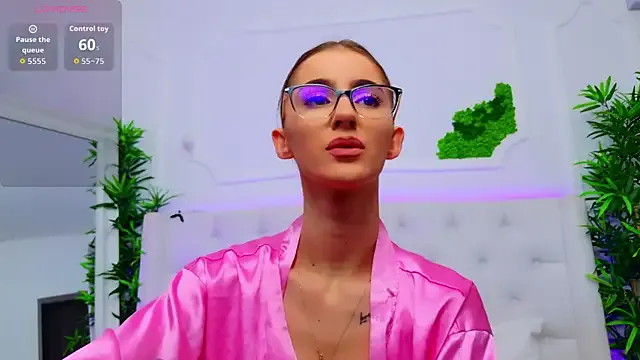 ElisaCharm on StripChat