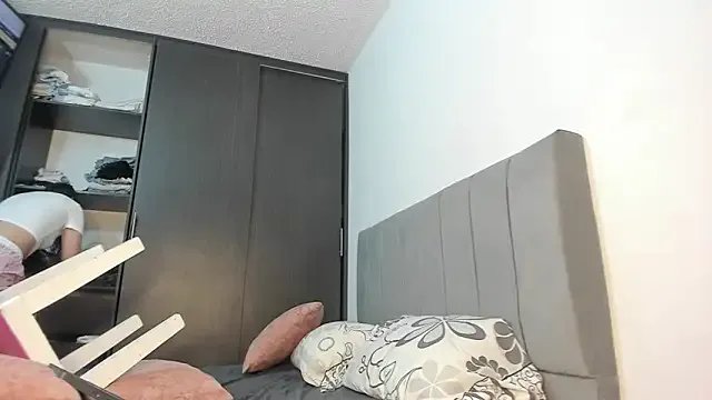 emy_collyns on StripChat