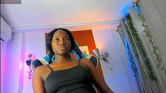 Evaa_18 on StripChat