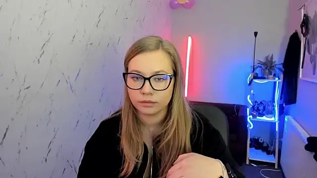 holly_xglam — Private on StripChat