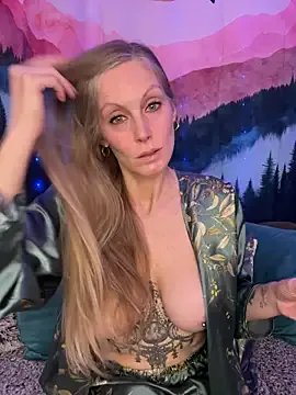 ItsDanniG on StripChat