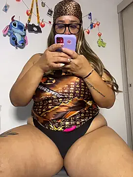 keirabbw — Stretch lips