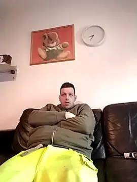 Knuffelstaaff123 on StripChat