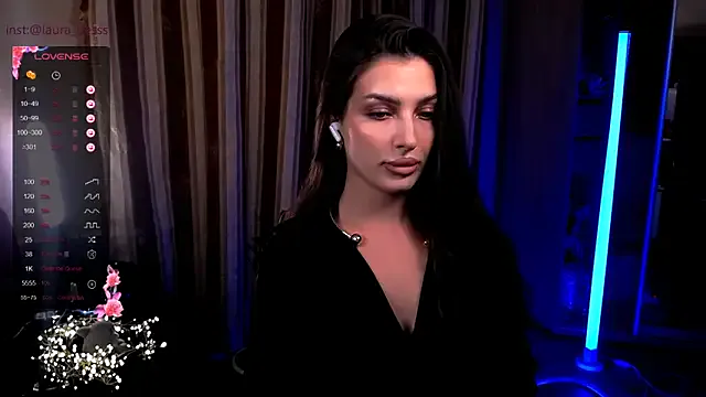 Laura_Bess on StripChat
