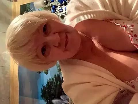 Laura_Millf on StripChat