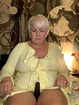 Laura_Millf on StripChat