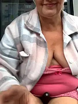 Laura_Millf on StripChat