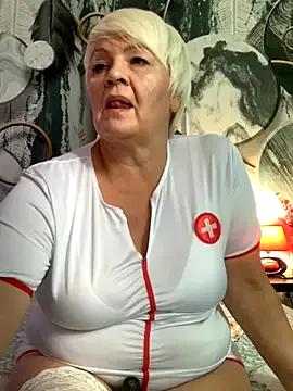 Laura_Millf on StripChat