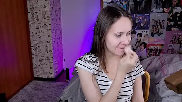 LucyRose3 on StripChat