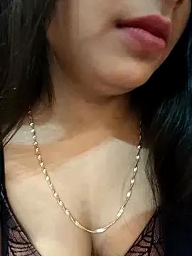 Maahhii_2 on StripChat 