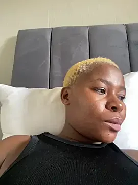 MiyaXo2 on StripChat