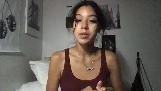 petitelatinateen on StripChat