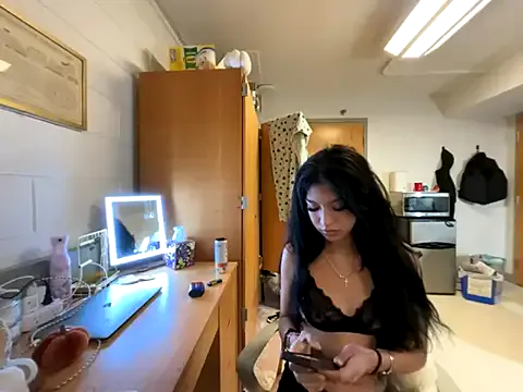 petitelatinateen on StripChat