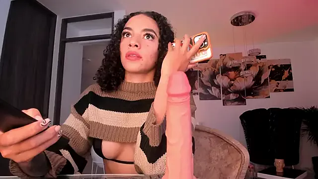 pretty_pettite on StripChat