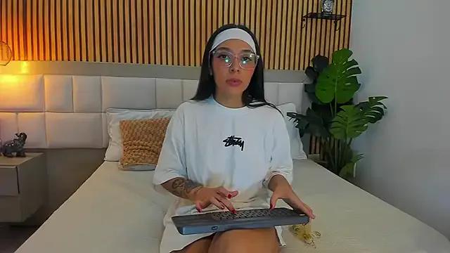 Roseaurora — fingering under pants