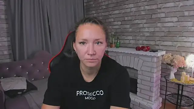 SarahCoksss on StripChat 