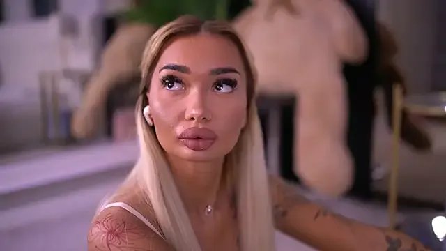 SashaFerrera on StripChat 