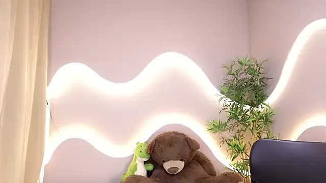 simone_sky on StripChat