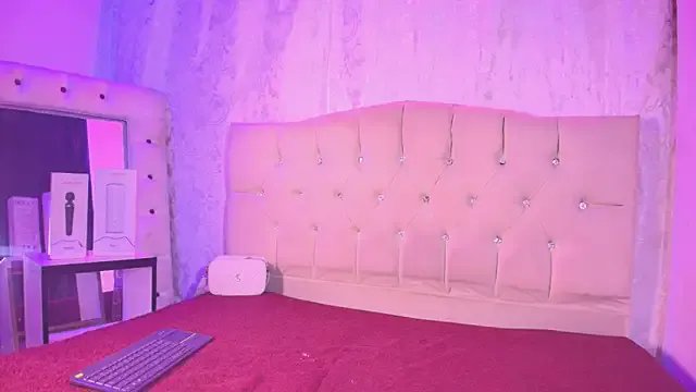 Strella_ferrera on StripChat