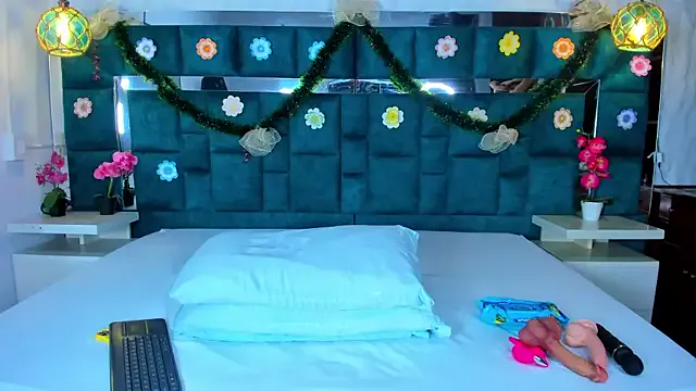 valtira_nova on StripChat